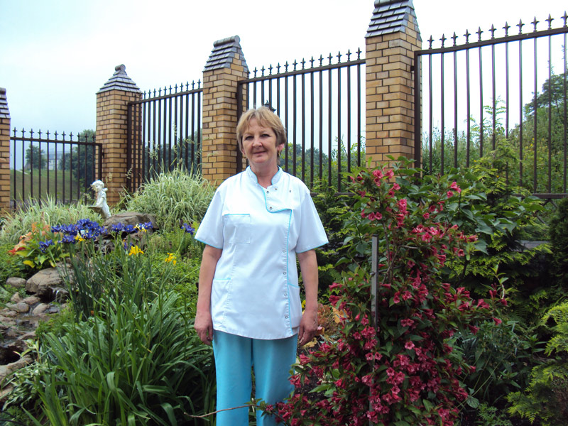 pielęgniarka w ogrodzie
