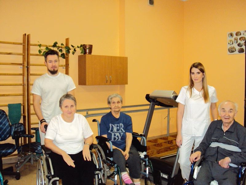 para rehabilitantów z trzema pacjentami na wózkach inwalidzkich